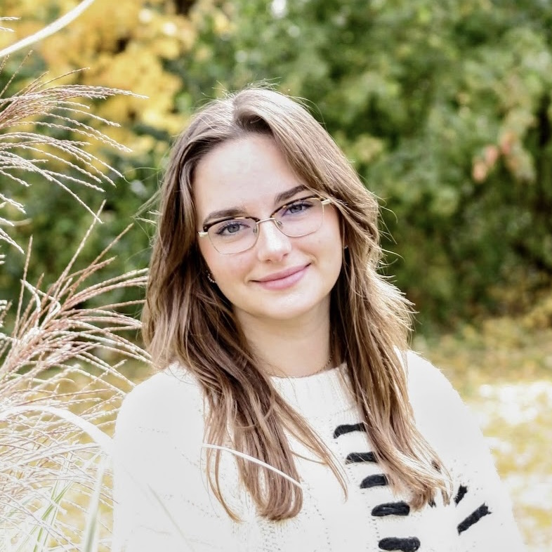 headshot of Chloe Groves